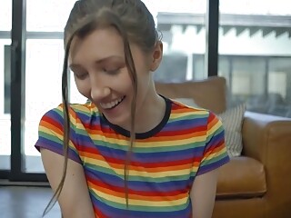 Girando La Botella Para Compartir mi Polla con Mi Hijastra y su Amiga