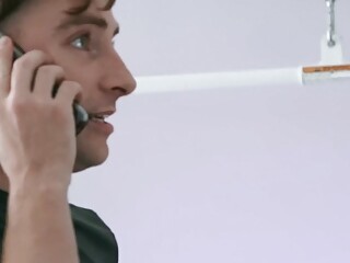 Estirando su apretado y rosado trasero con su polla