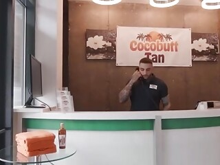 Su estrecho agujero se siente tan bien que le llena la boca de leche