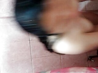 zorrita mostrando su coo peludo mientras se baa